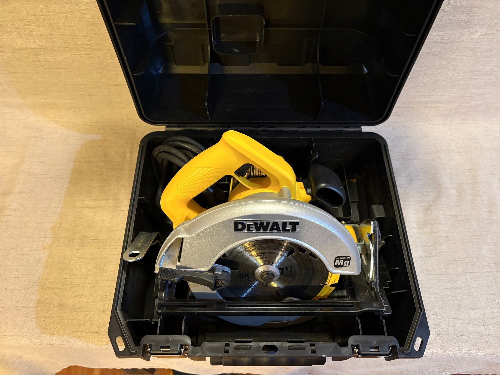 DeWalt DW369 7-1/4&Prime; Corded Circular Saw – Heavy Duty 15 Amp 5800 RPM