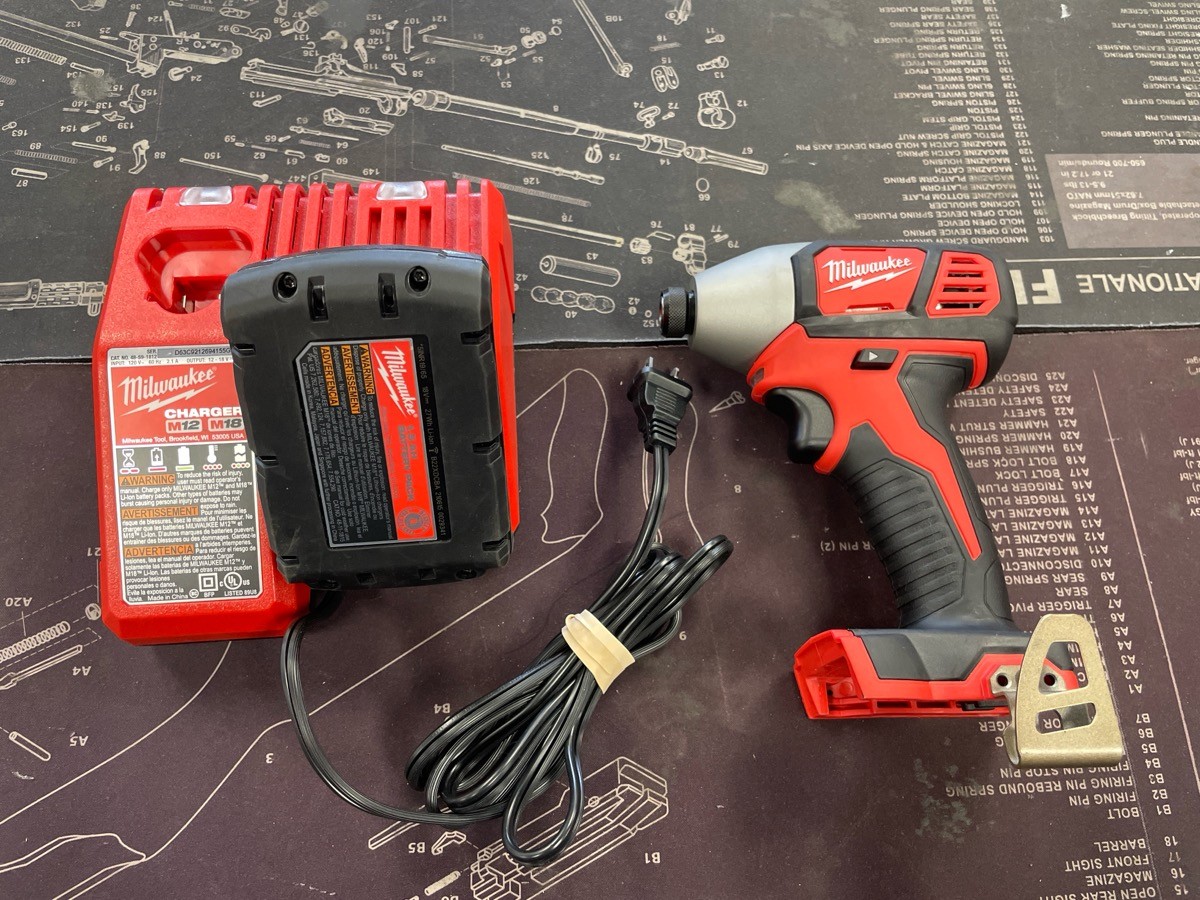 MILWAUKEE TOOLS 2656-20 – IMPACT DRIVER – w/ Battery and Charger (MAD064618)