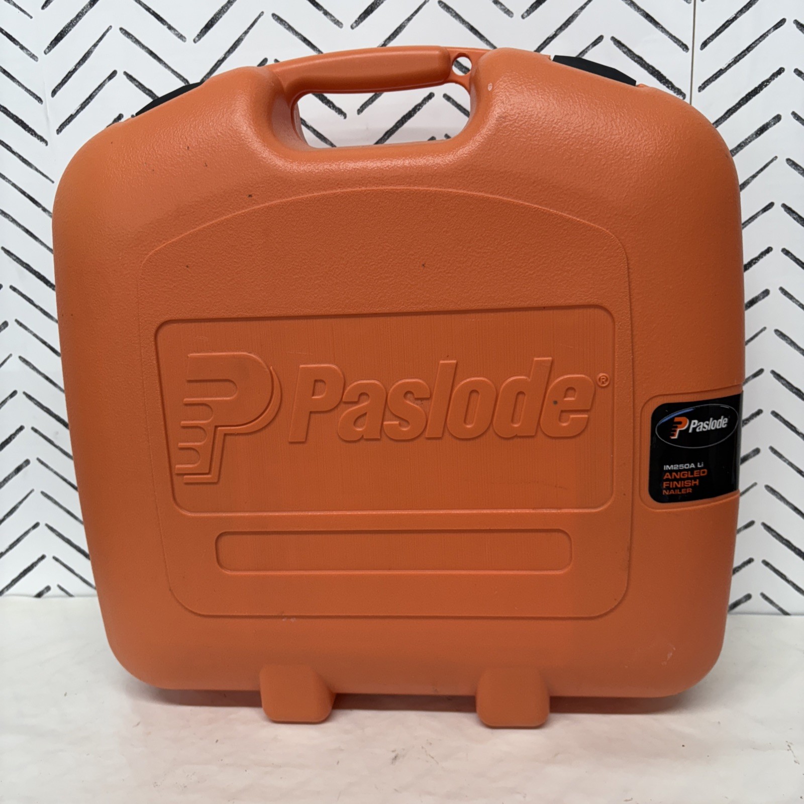 Paslode IM250A-Li Cordless 16 GA Angled Finish Nailer Kit In Case