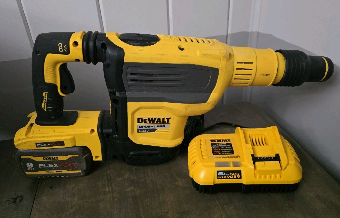 DEWALT DCH614 60V FLEXVOLT SDS MAX Rotary Hammer + 9Ah Battery & DCB118 Charger