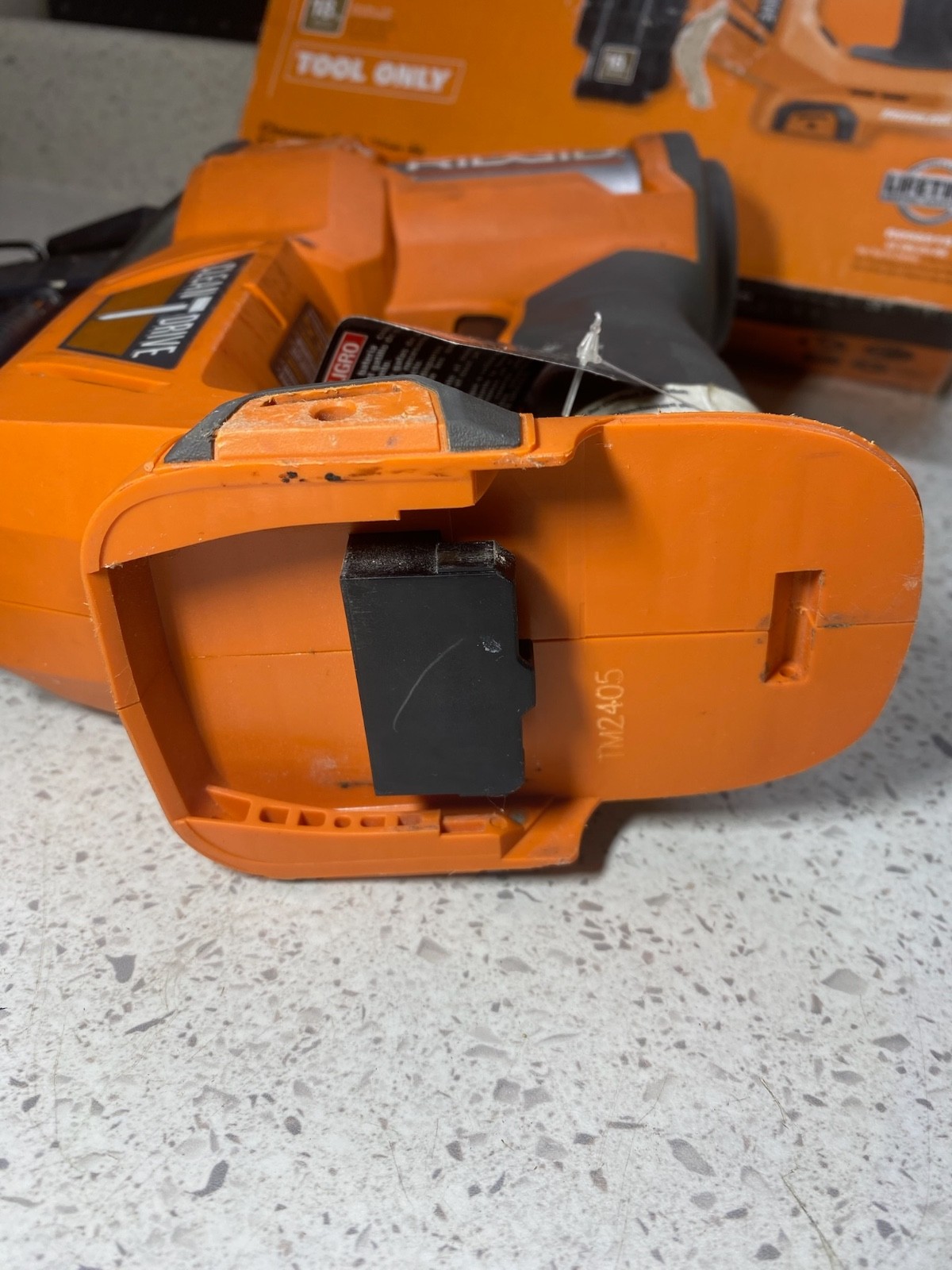 RIDGID 18V 18 Gauge 4Ah Brushless Brad Nailer – Orange R09891B