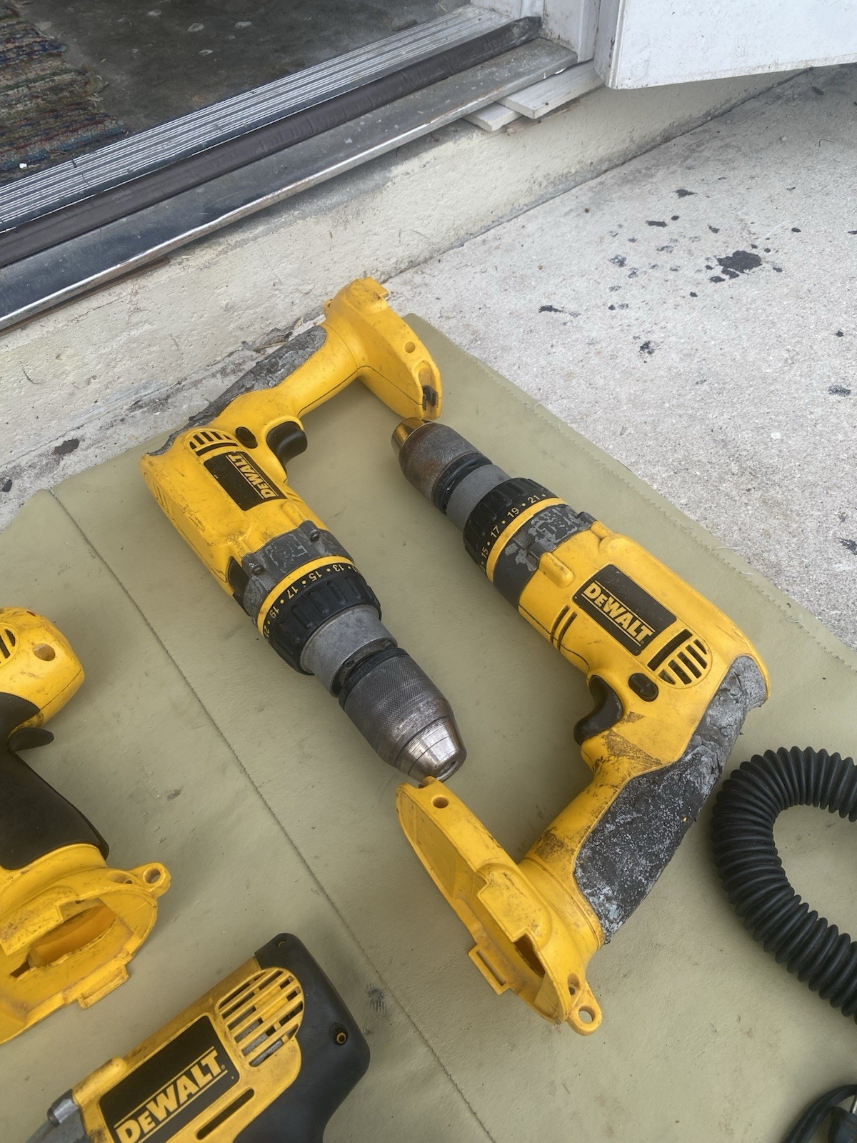 ✅12 PIECE DeWalt TOOL COMBO SET 6 DRILLS 1 FLASHLIGHT 4 BATTERIES 1 CHARGER USED