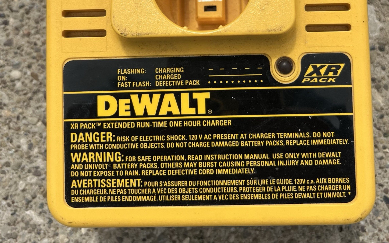 Dewalt DW953 12 Volt Drill w/DW9106 Battery Charger & Black Metal Case