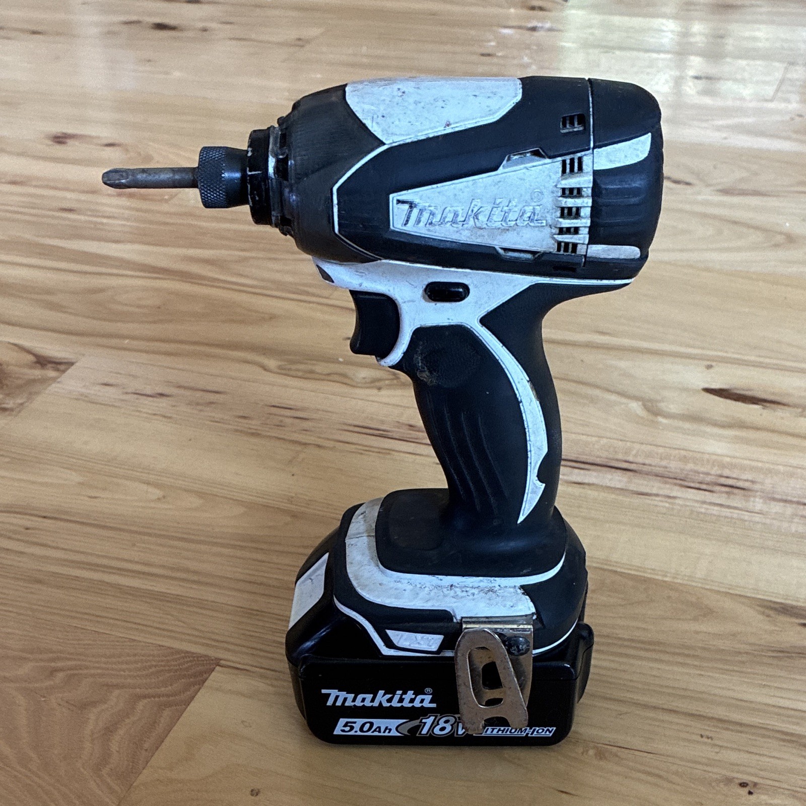 Makita XDT04 18V LXT Cordless Impact Driver Li-Ion 5.0Ah Battery 1/4in