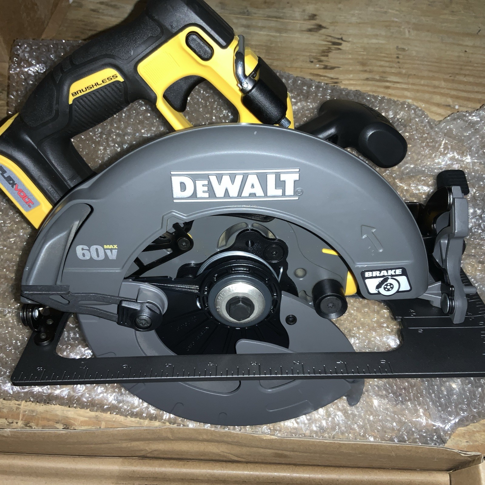 DeWalt 60 Volt FlexVolt 7 1/4&Prime; Brushless Circular Saw DCS578B ( TOOL ONLY)