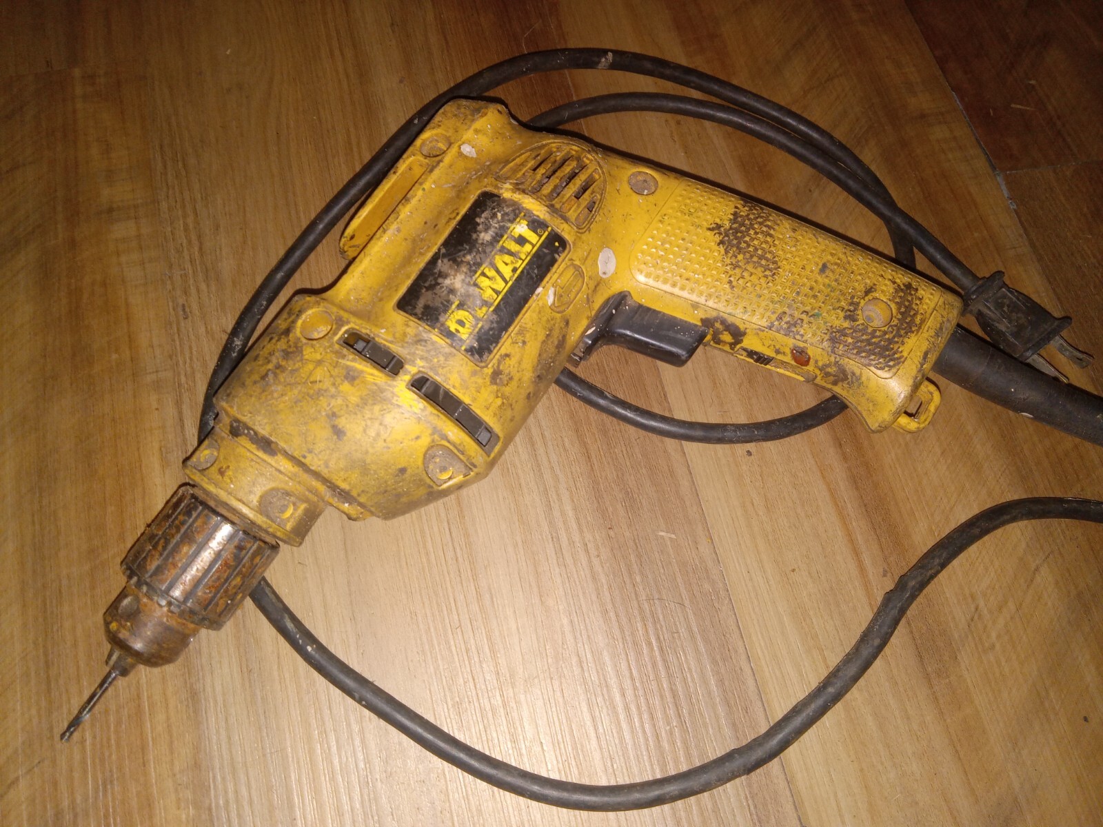 DEWALT DW101 VSR DRILL 120 V AC 4.5 A 0-2500RPM FULLY FUNCTIONAL VERY RELIABLE