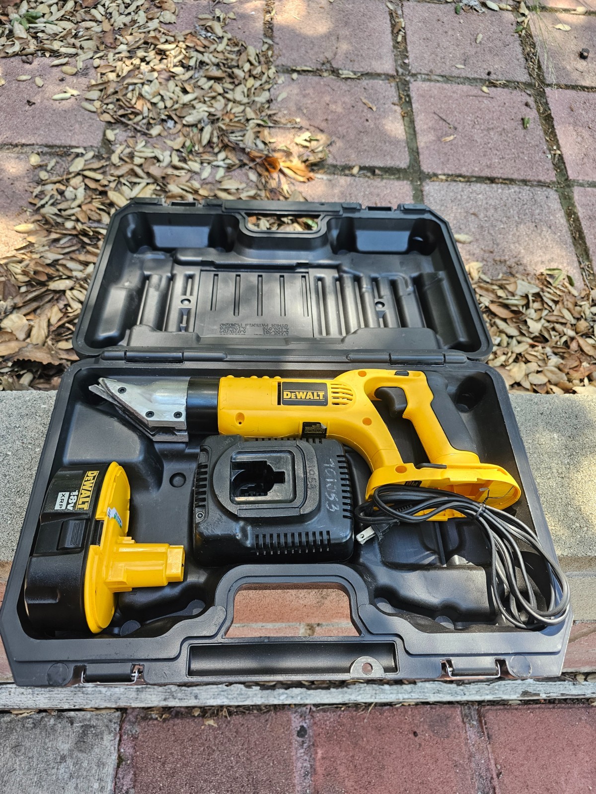 Dewalt DC490 18 Volt Cordless 18GA Shear With Case, Charger, Battery – Nice Tool