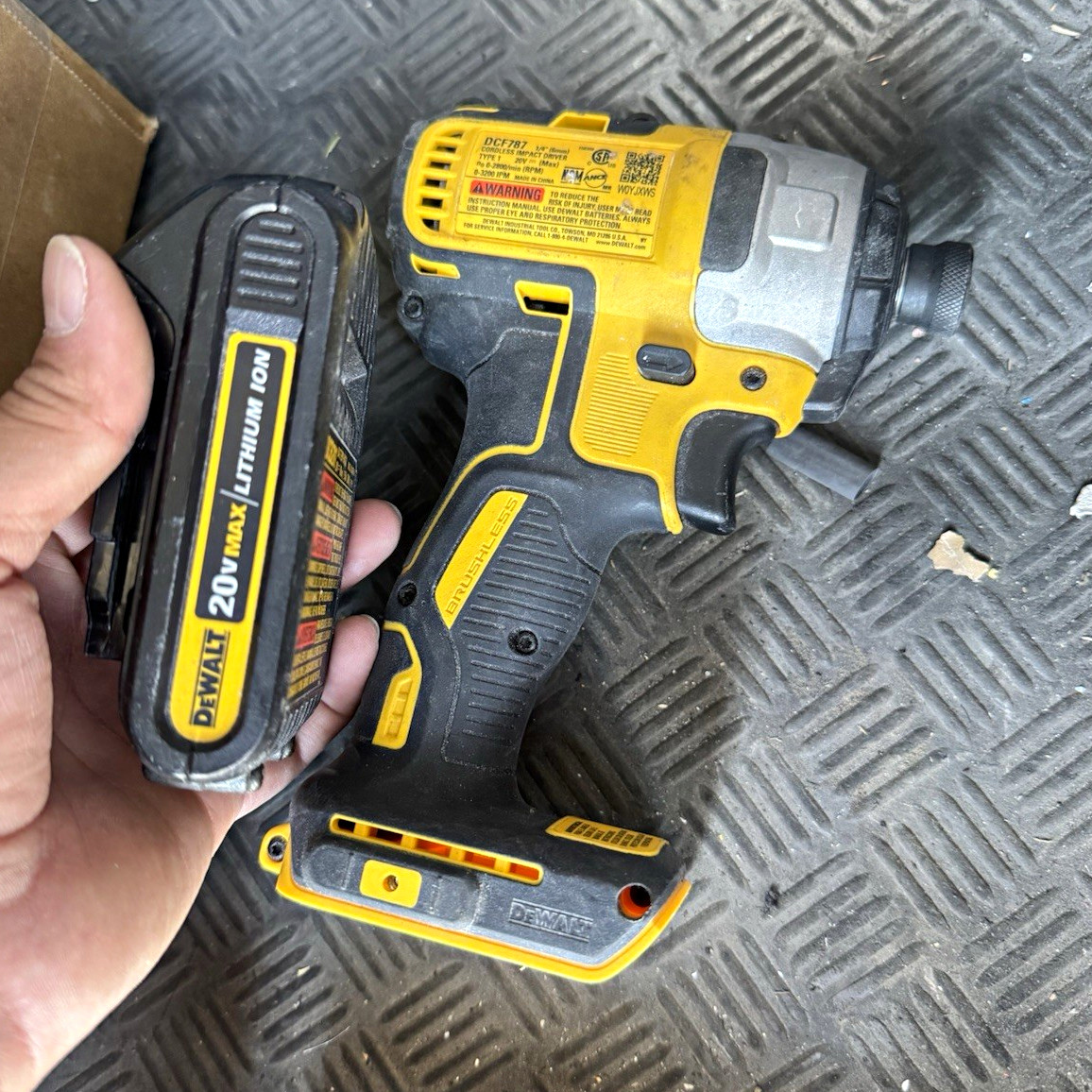 DEWALT 20V MAX Brushless Impact Driver DCF787 w/ 1.5Ah Battery
