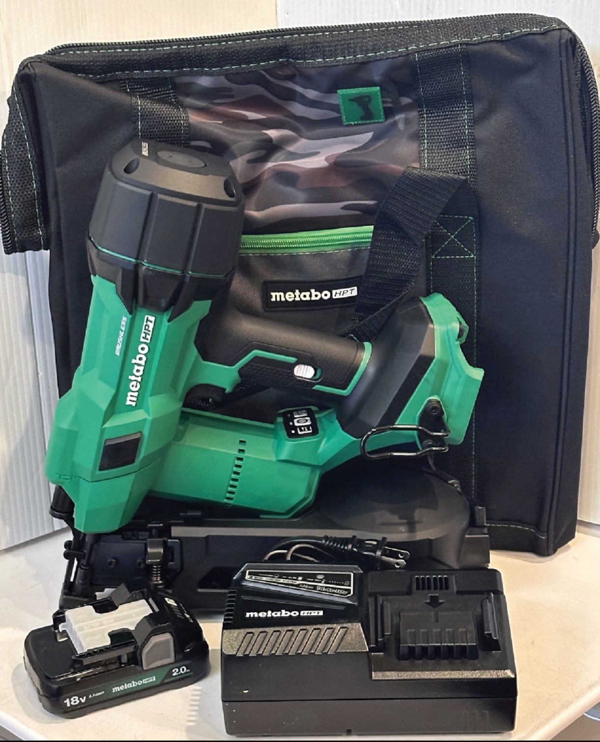 Metabo HPT NV1845DAM 18V MultiVolt 1-3/4 in. Coil Roofing Nail Gun Kit (2 Ah).