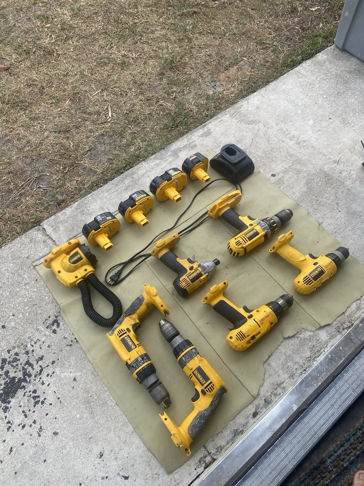 ✅12 PIECE DeWalt TOOL COMBO SET 6 DRILLS 1 FLASHLIGHT 4 BATTERIES 1 CHARGER USED