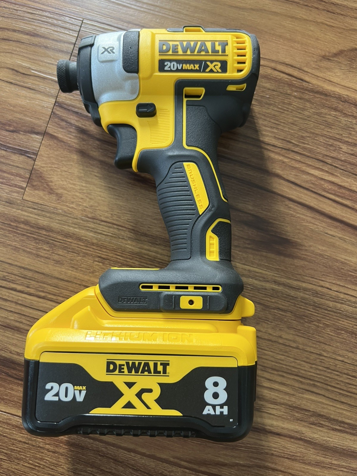 DEWALT DCF887 20V Max XR 1/4” 3-Speed High Torque . XR 8Ah battery included