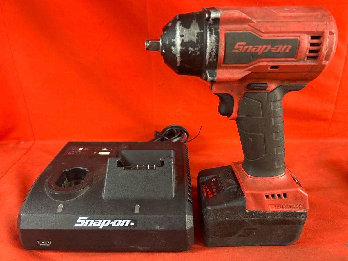 Snap-On CT9010 18V 3/8&Prime; Li-Ion Impact Wrench W/ Battery & Charger (CP1118346)