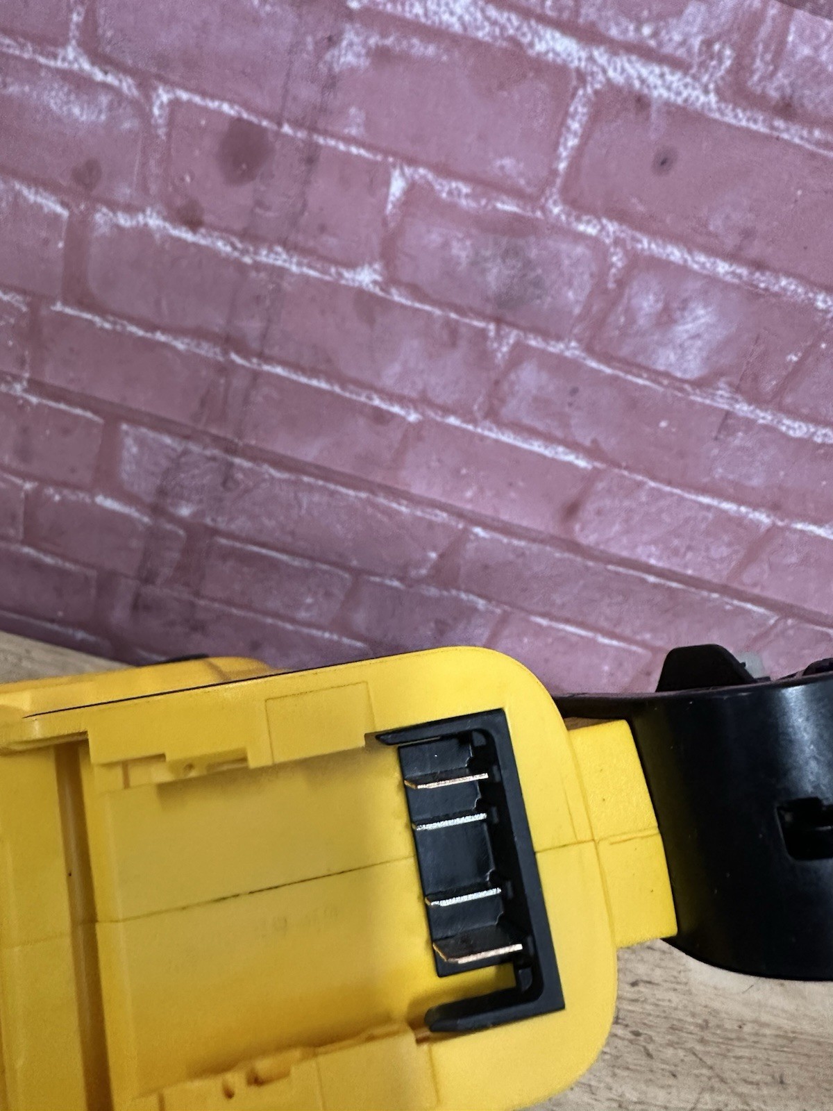 DEWALT DCN650 XR 20V Cordless 15Ga Angled Nailer (TOOL ONLY) Used (15-AN)