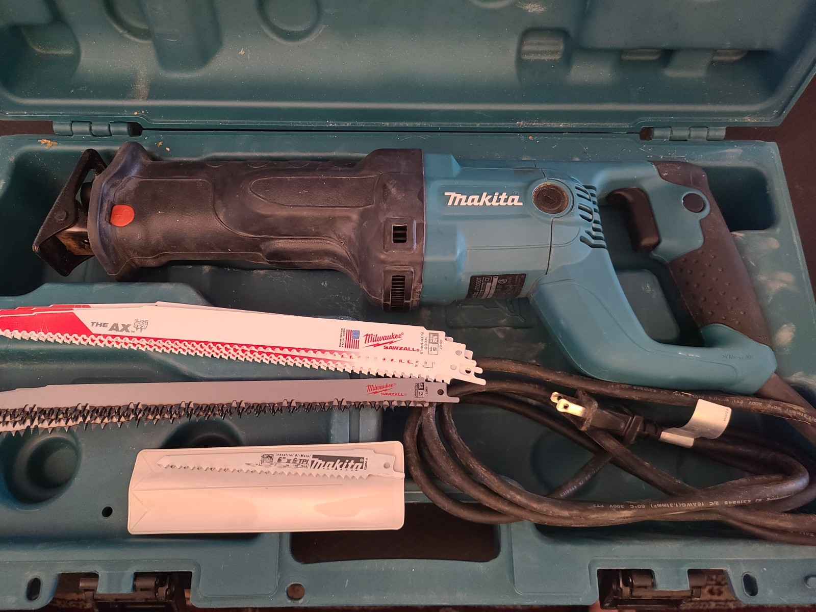 Makita JR3050T 240V Reciprocating Saw Kit – Blue – Free assorted blades included