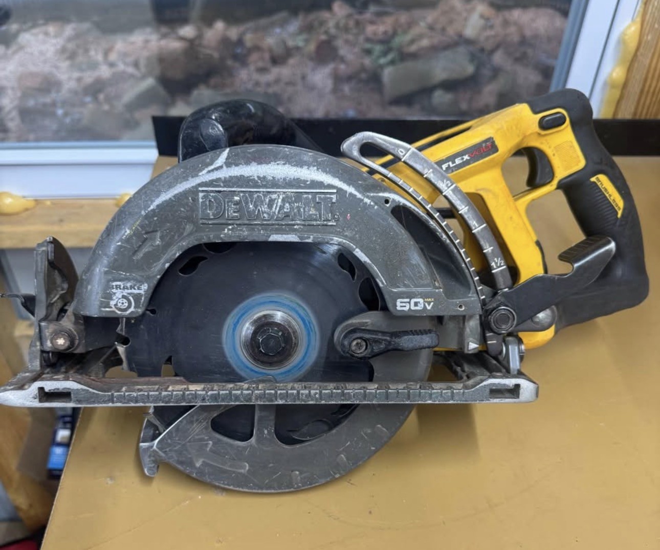 DEWALT DCS577 FLEXVOLT 60V MAX 7-1/4&Prime; Brushless Circular Saw Tool Only