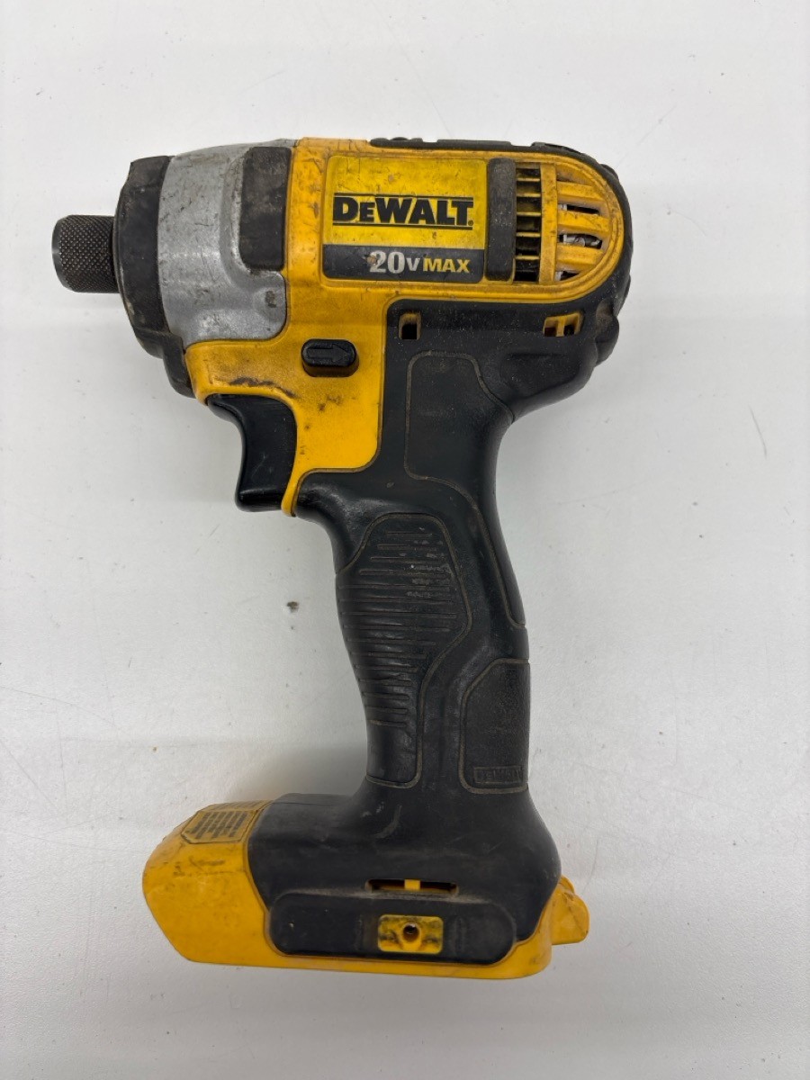 PRE-OWNED DEWALT IMPACT DCF885 WITH BATTERY (P23015555)
