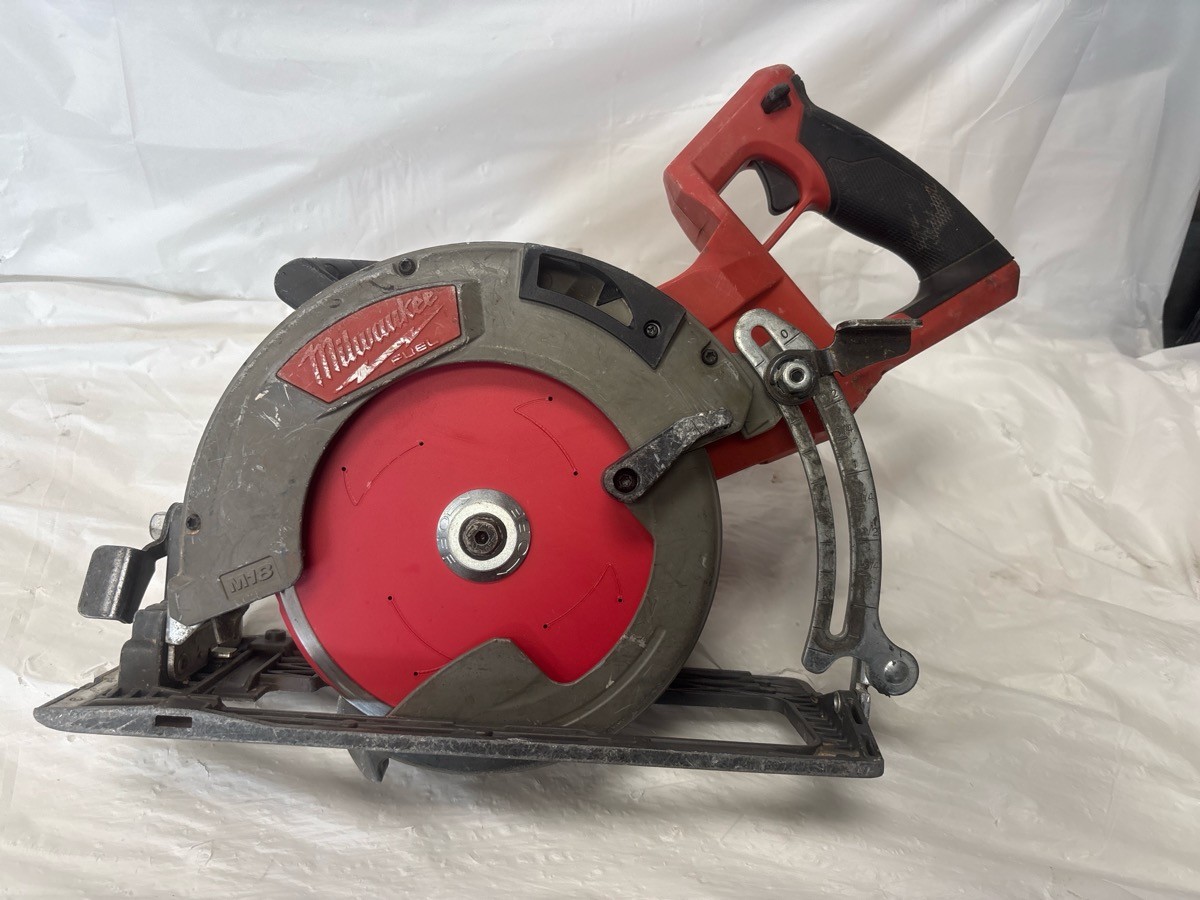 PRE-OWNED MILWAUKEE CIRCULAR SAW 2830-20*TOOL ONLY* (P23016955)