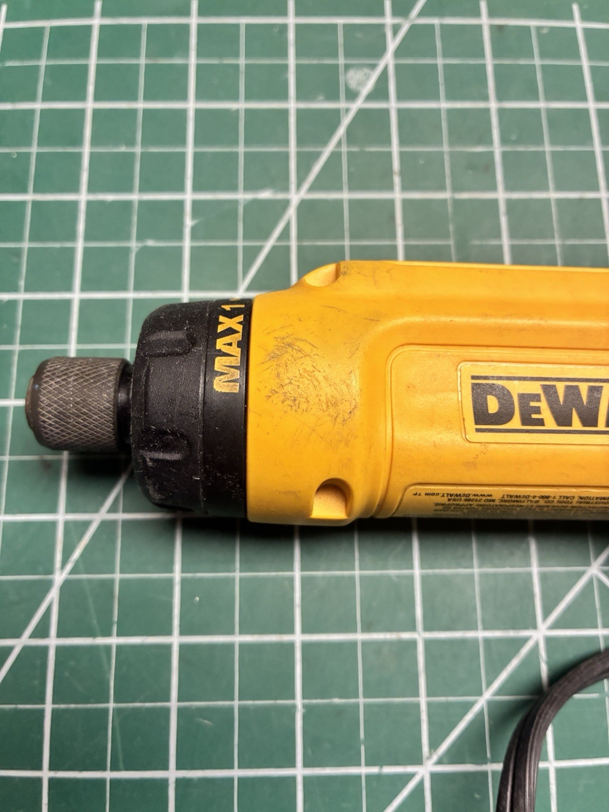DEWALT 8V MAX Gyroscopic Cordless Screwdriver DCF680 charger & 1-Battery Kit