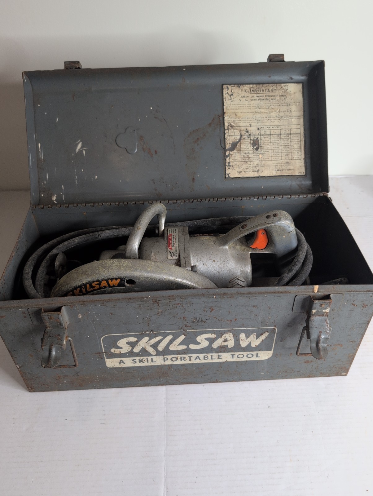 Vintage Skilsaw Model 367 in Original Metal Case