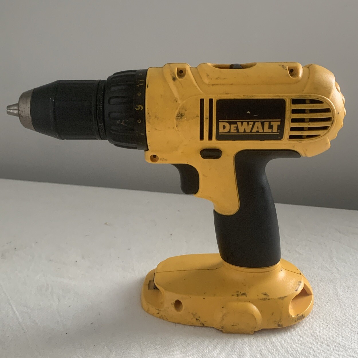 DeWalt DC759 18V 1/2&Prime; (13mm) VSR Cordless Drill/Driver-color Yellow Batter,charg
