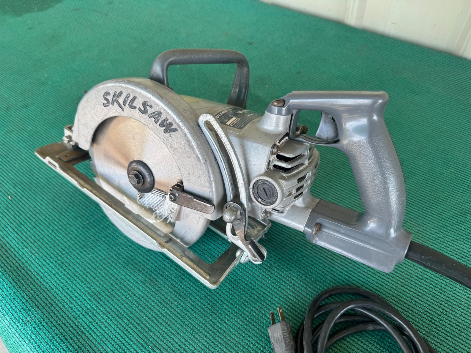 Skilsaw 77 Worm Drive 13 Amp 4400 Rpm 7-1/4&Prime; Skil Saw – Works Great See Video
