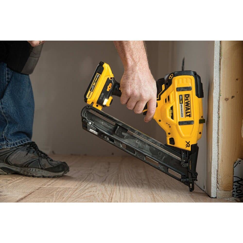 DEWALT 20V MAX Finish Nailer Kit Angled 15GA Battery Charger & Bag (DCN650D1)