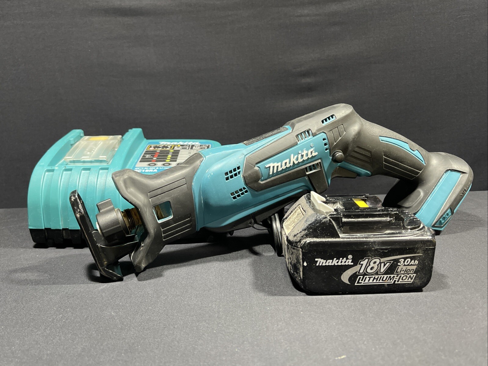 Makita XRJ01 Cordless Compact Reciprocating Saw with One Battery & One Charger