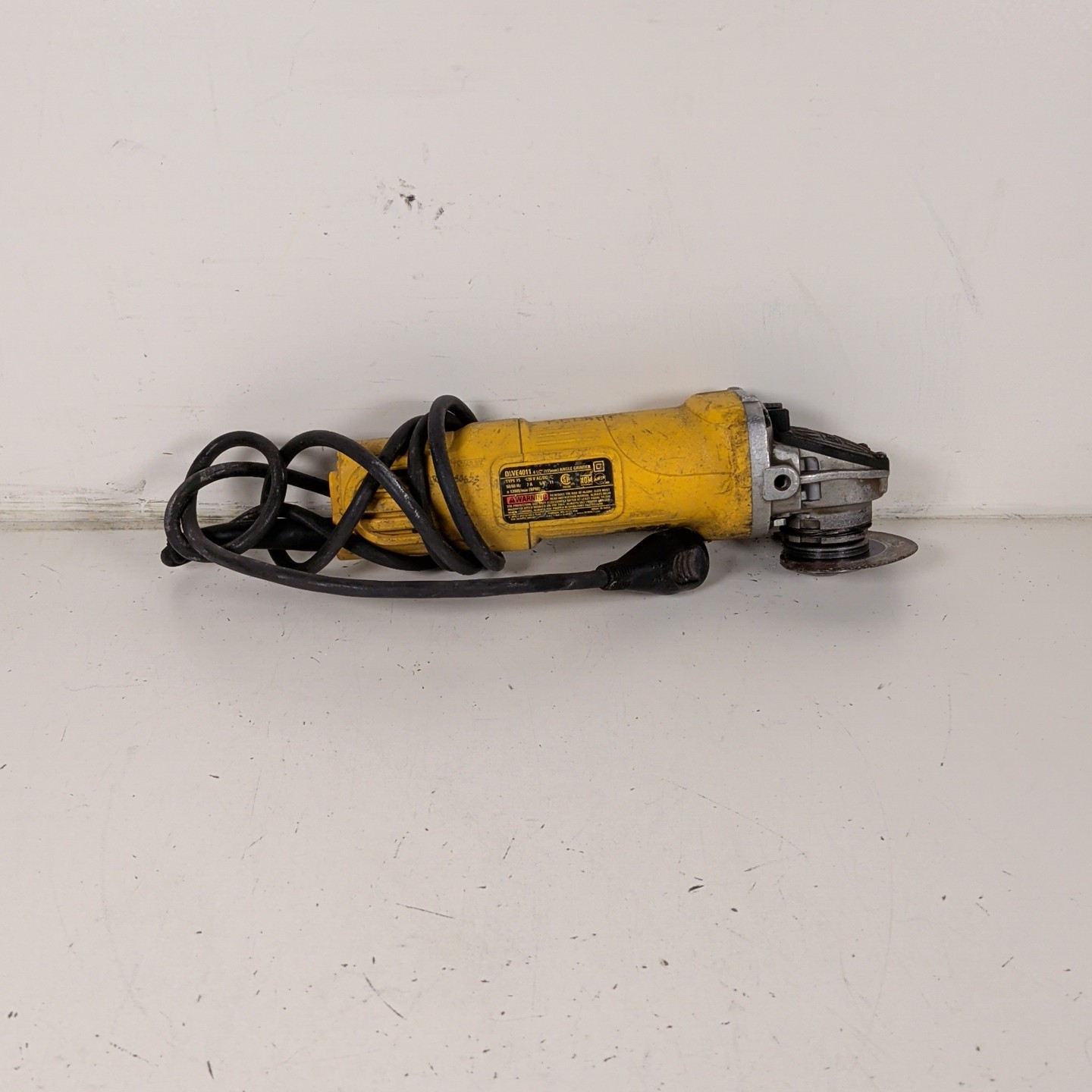 DeWalt DWE4011 4.5&Prime; Angle Grinder 7 Amp Corded Tool For Parts or Repair Only