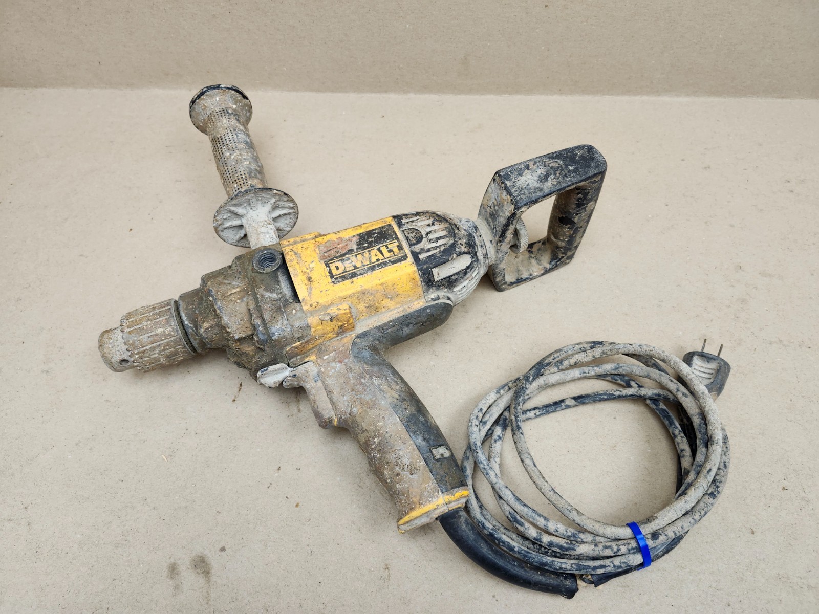 DeWalt DW130V 1/2&Prime; 9 Amp VSR Spade Handle Drill With Side Handle