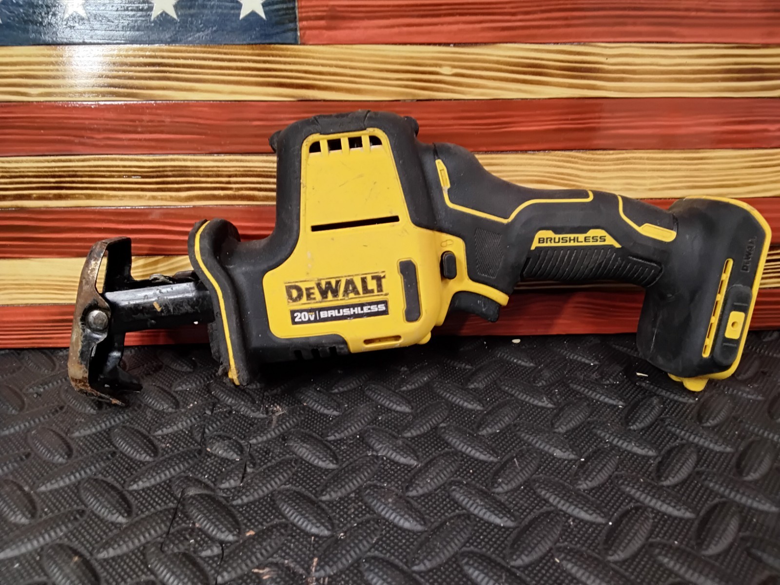 DeWalt DCS369 20V MAX* Atomic Compact Reciprocating Saw *FOR PARTS/REPAIR ONLY*