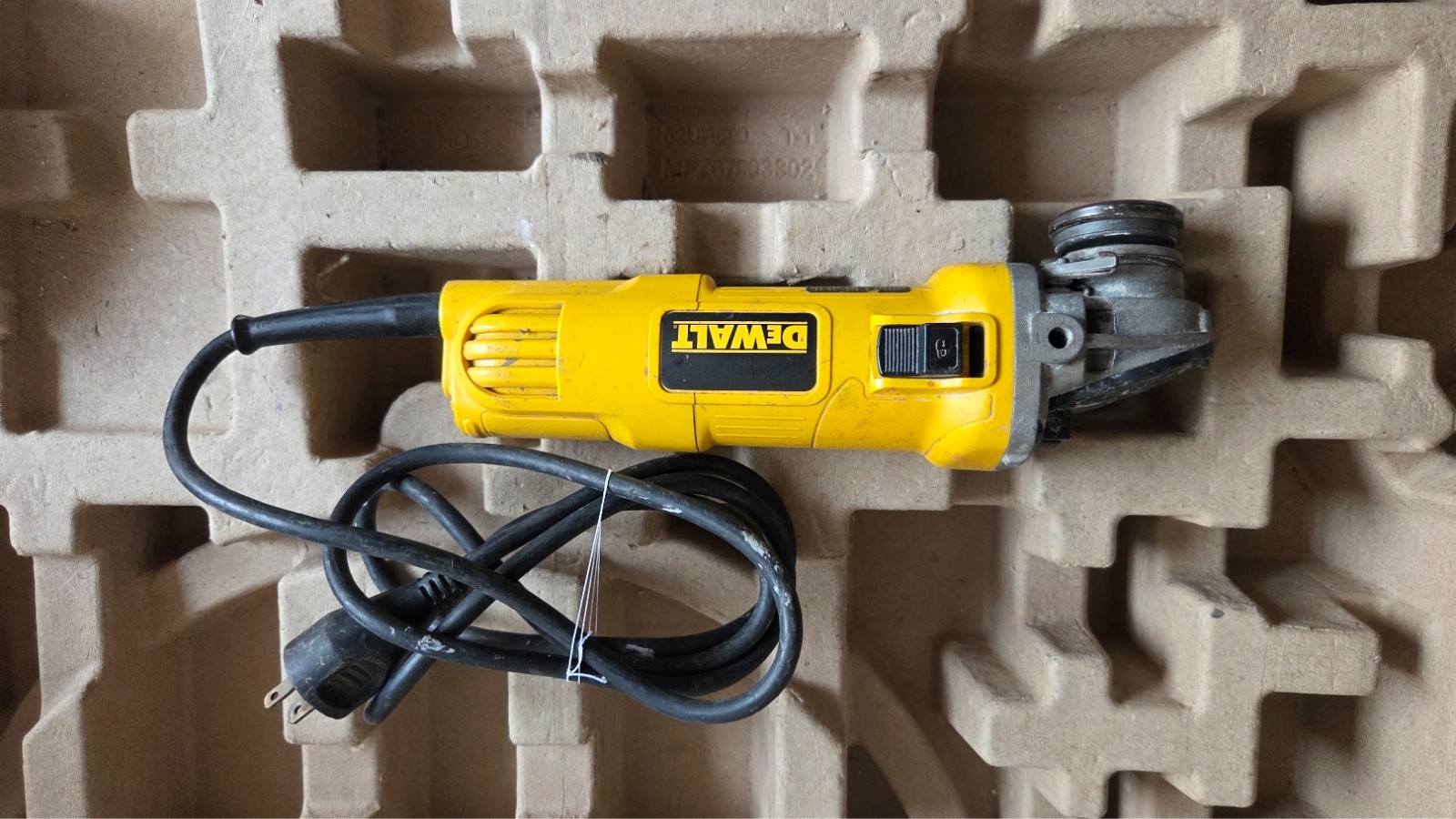 Returned C: DeWALT DWE4011 4-1/2” 7A Angle Grinder 120V (213-4011)