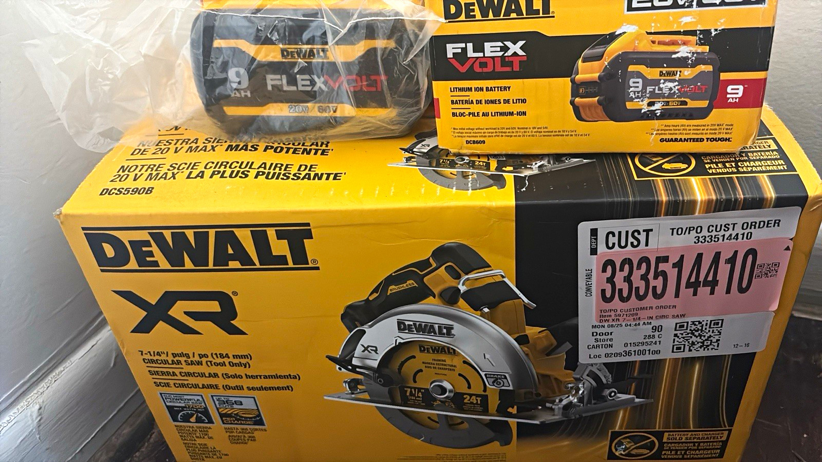 DEWALT XR 7-1/4&Prime; Brushless Circular Saw DCS590B It includes two brand-new batter