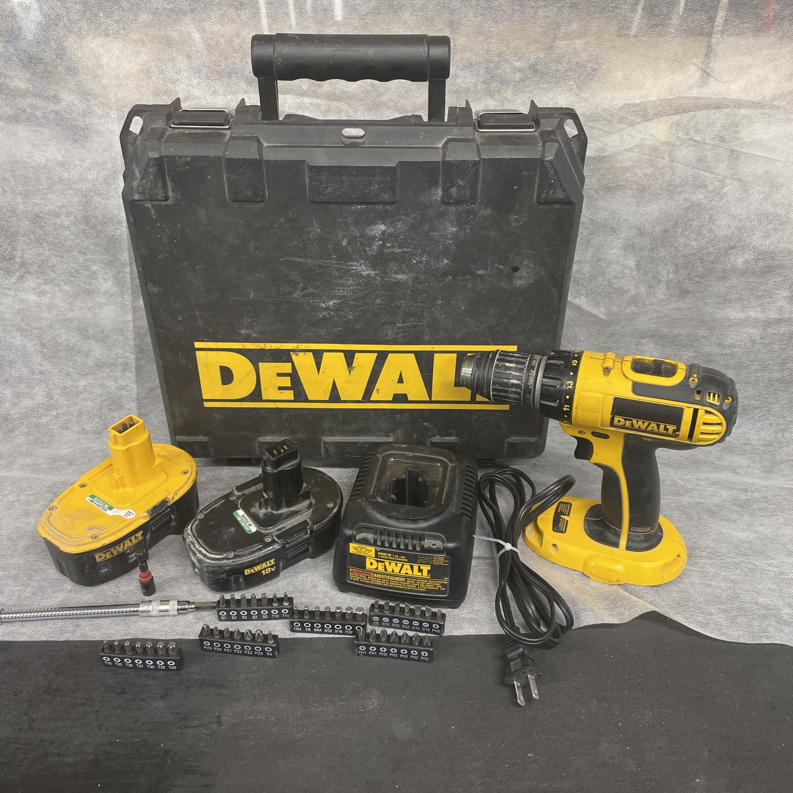DEWALT DC720 18 Volt 1/2-Inch Cordless Drill/Driver Complete Kit. Tested. Read