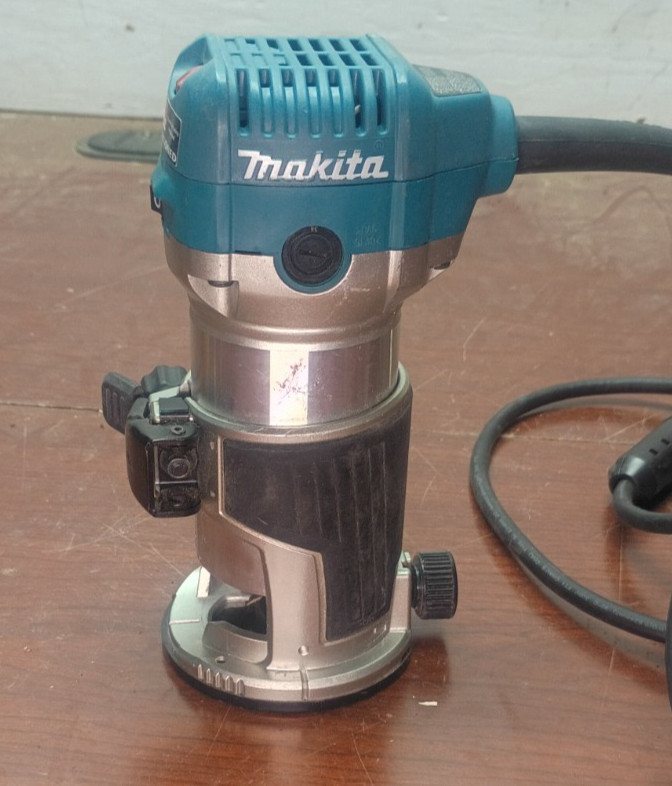 Makita RT0701C 1-1/4 HP 10,000-30,000 Rpm Variable Speed Compact Handheld Router