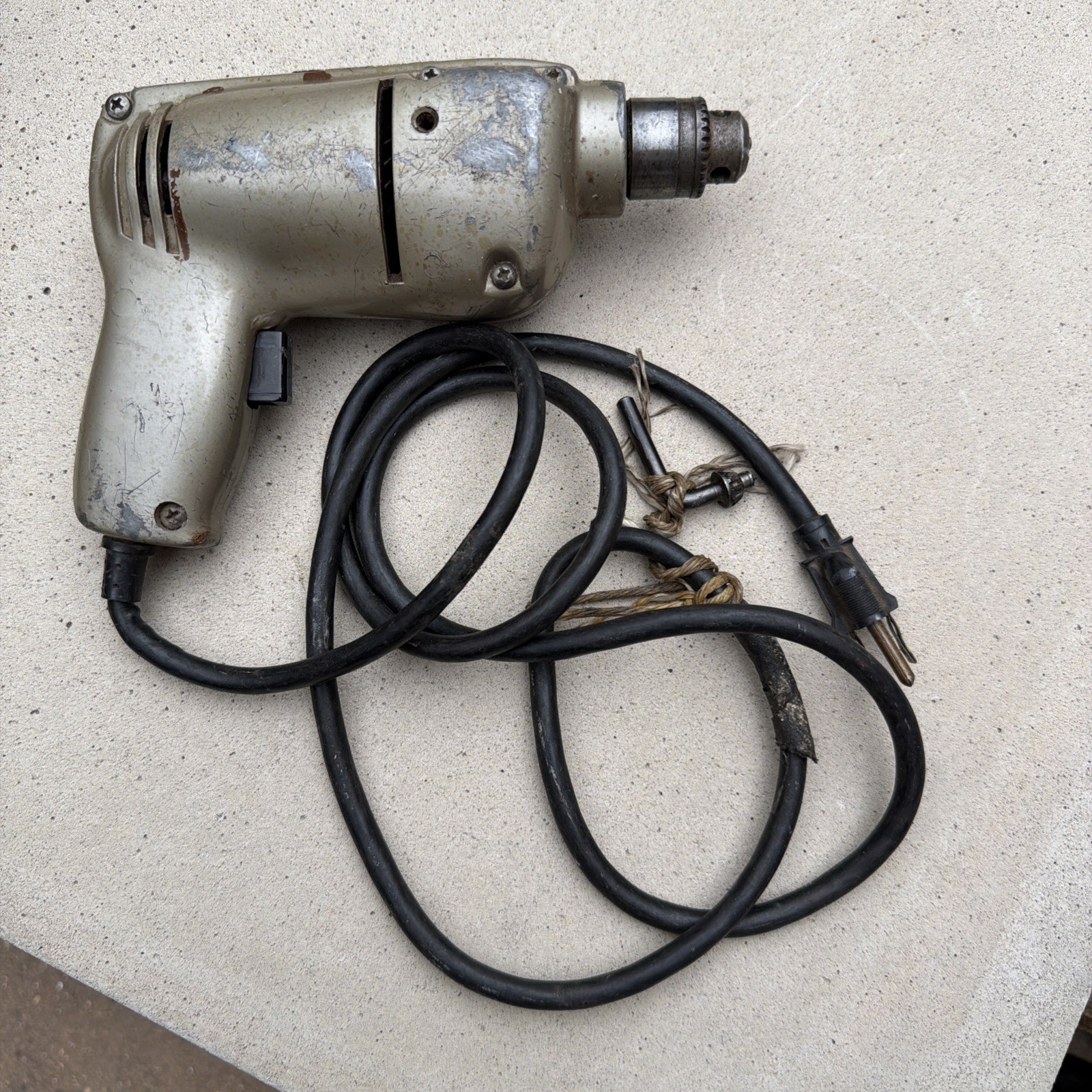 Montgomery Ward TPC-9225B Corded 1/4 in Drill 115V Keyed Chuck 2000 RPM