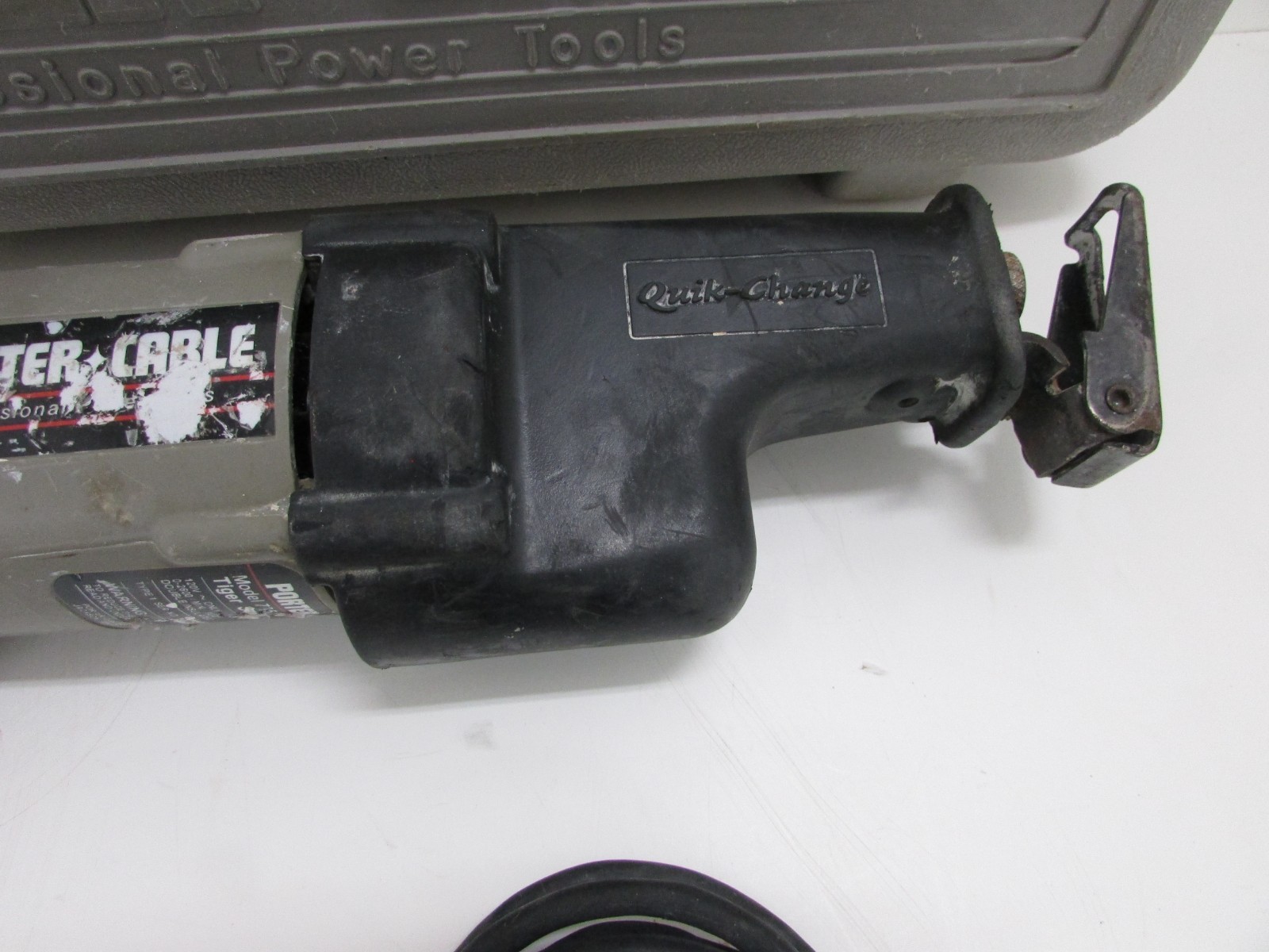 PORTER CABLE 735 VARIABLE SPEED RECIPROCATING TIGER SAW w/ CASE & (8) BLADES