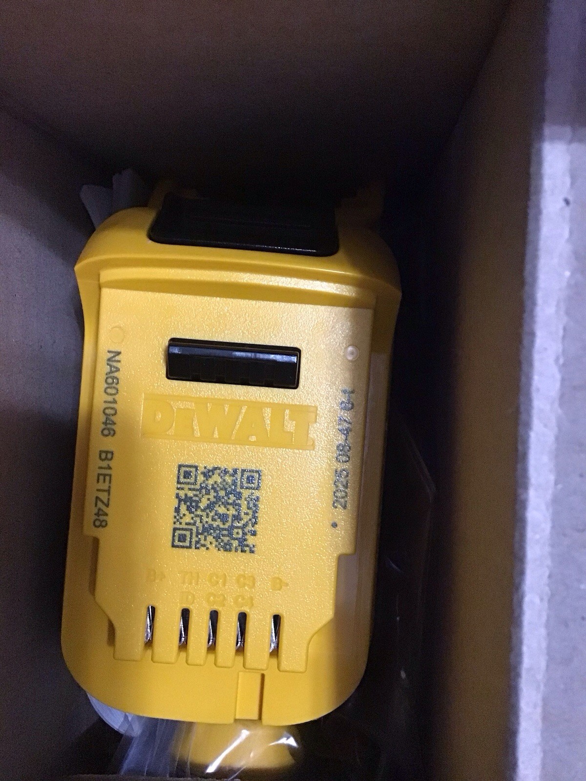 DEWALT DCF891B 20V Brushless Mid Torque Impact Wrench & Powerstack Battery NEW