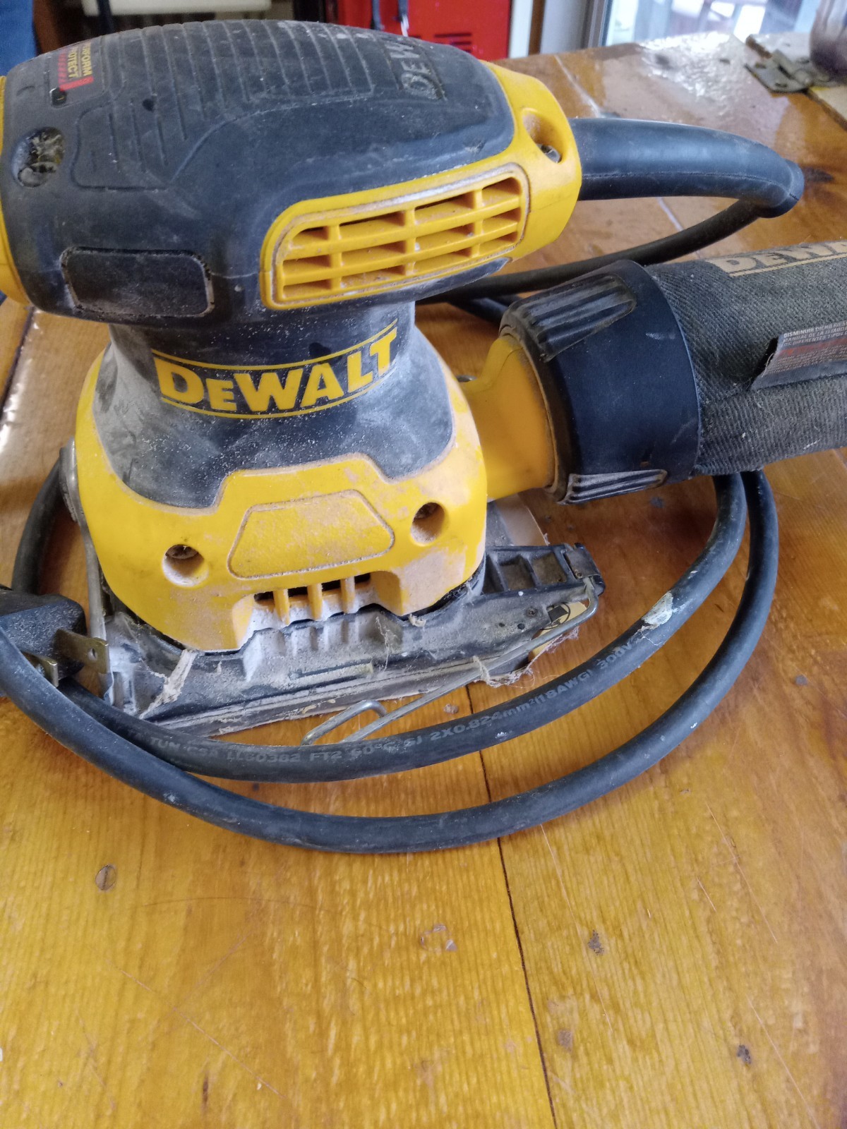 DEWALT 2.3 Amp 1/4 Sheet Orbital Finishing Sander