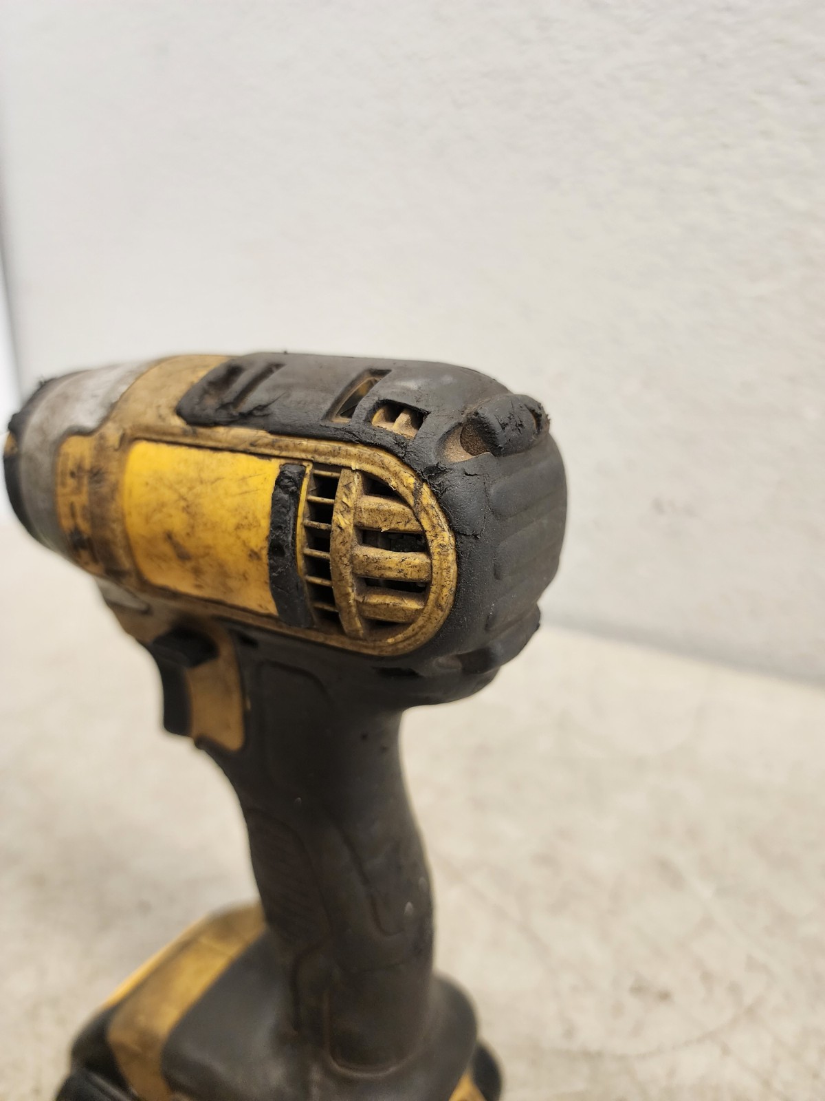 DEWALT DCF887B 20V Impact Driver – Black/Yellow W/ Battery