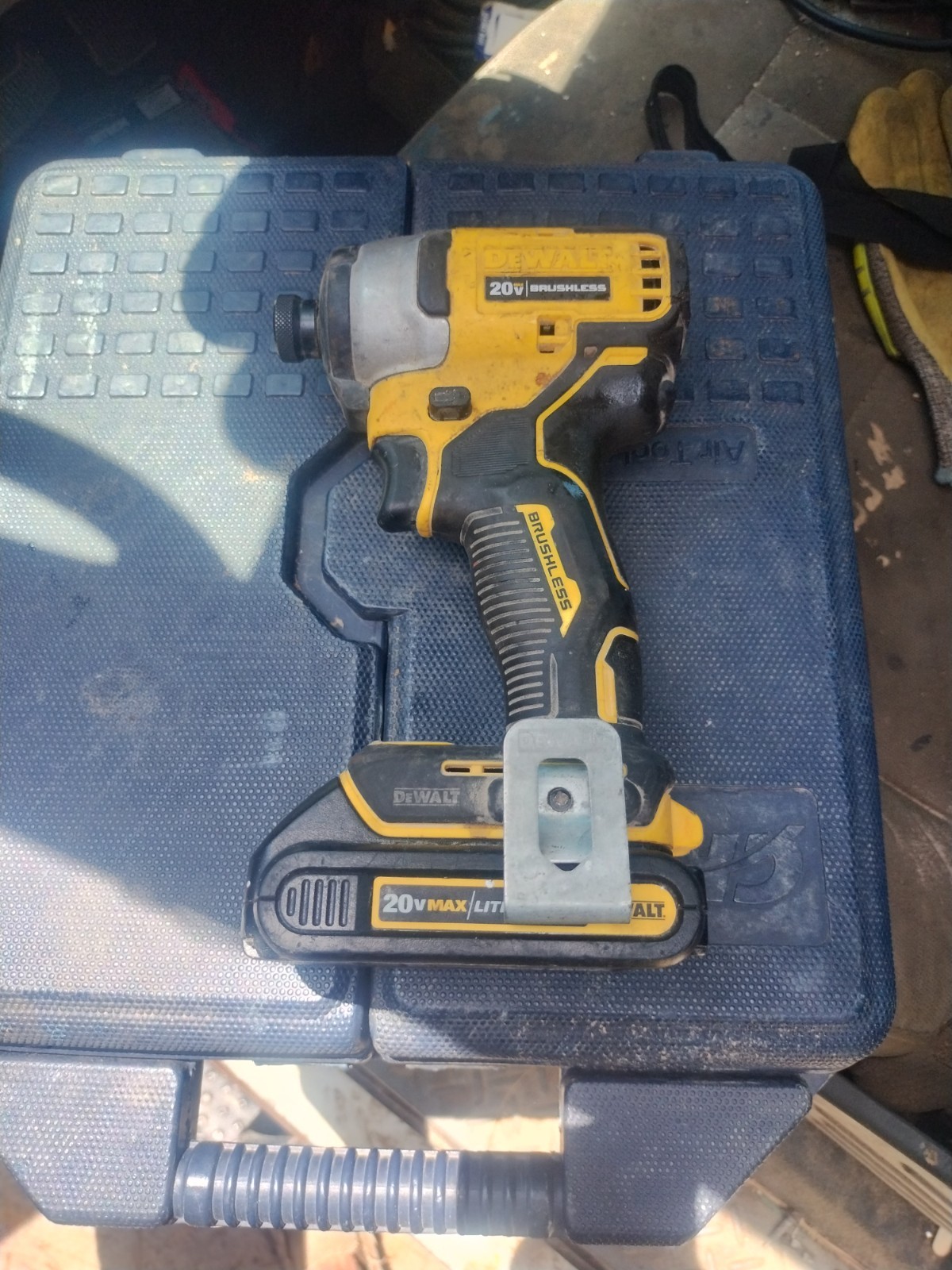 DEWALT DCF885 WITH BATTERY (P08031565)