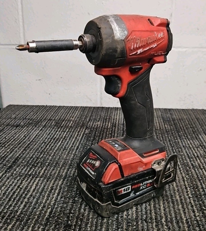 Milwaukee Tools 2953-20 M18 1/4&Prime; (6mm) Hex Impact Driver + 5.0 Ah Battery