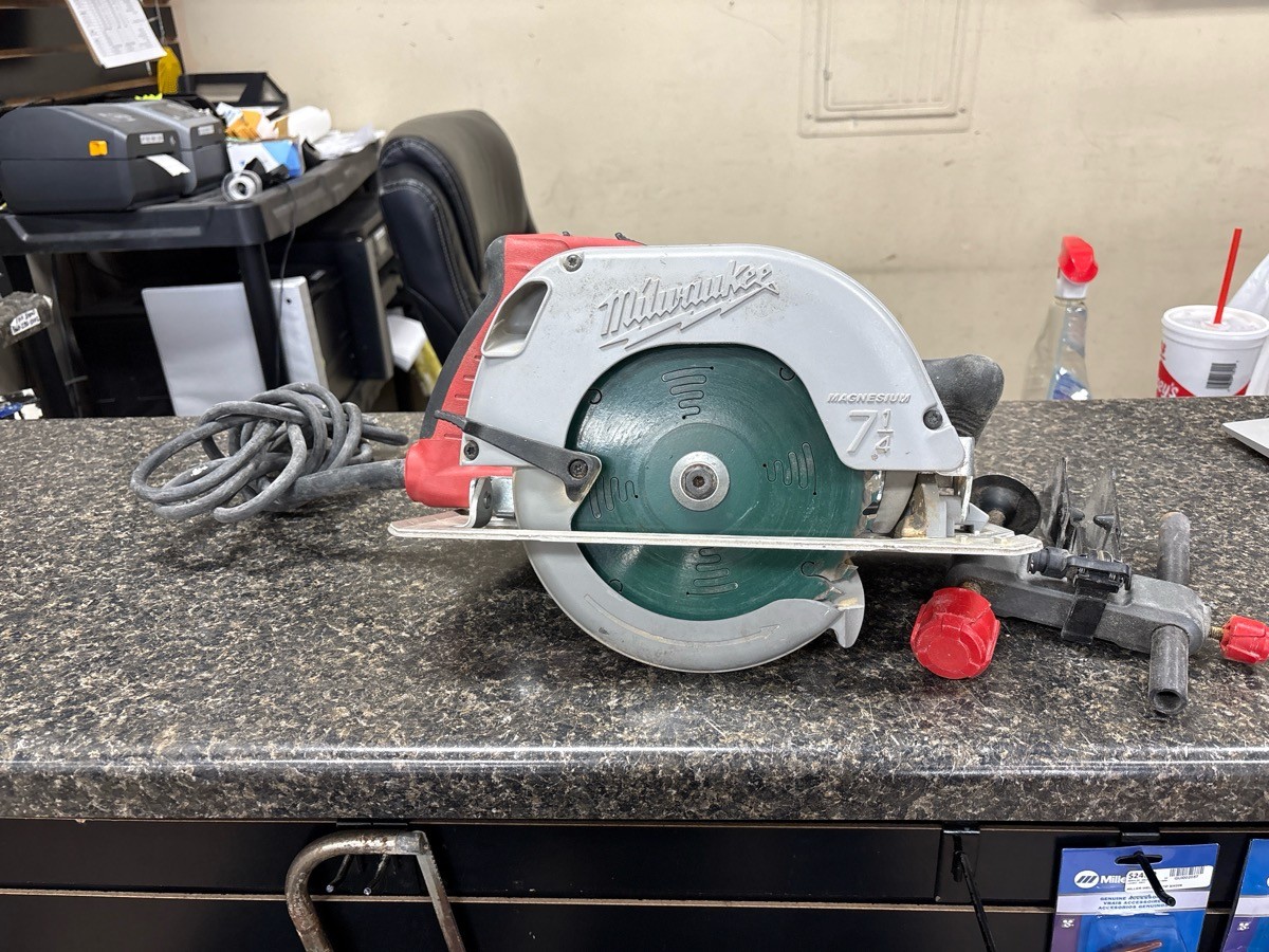 USED Milwaukee Heavy Duty 6390-20 TILT-LOCK 7-1/4&Prime; Circular Saw (QUI004903)