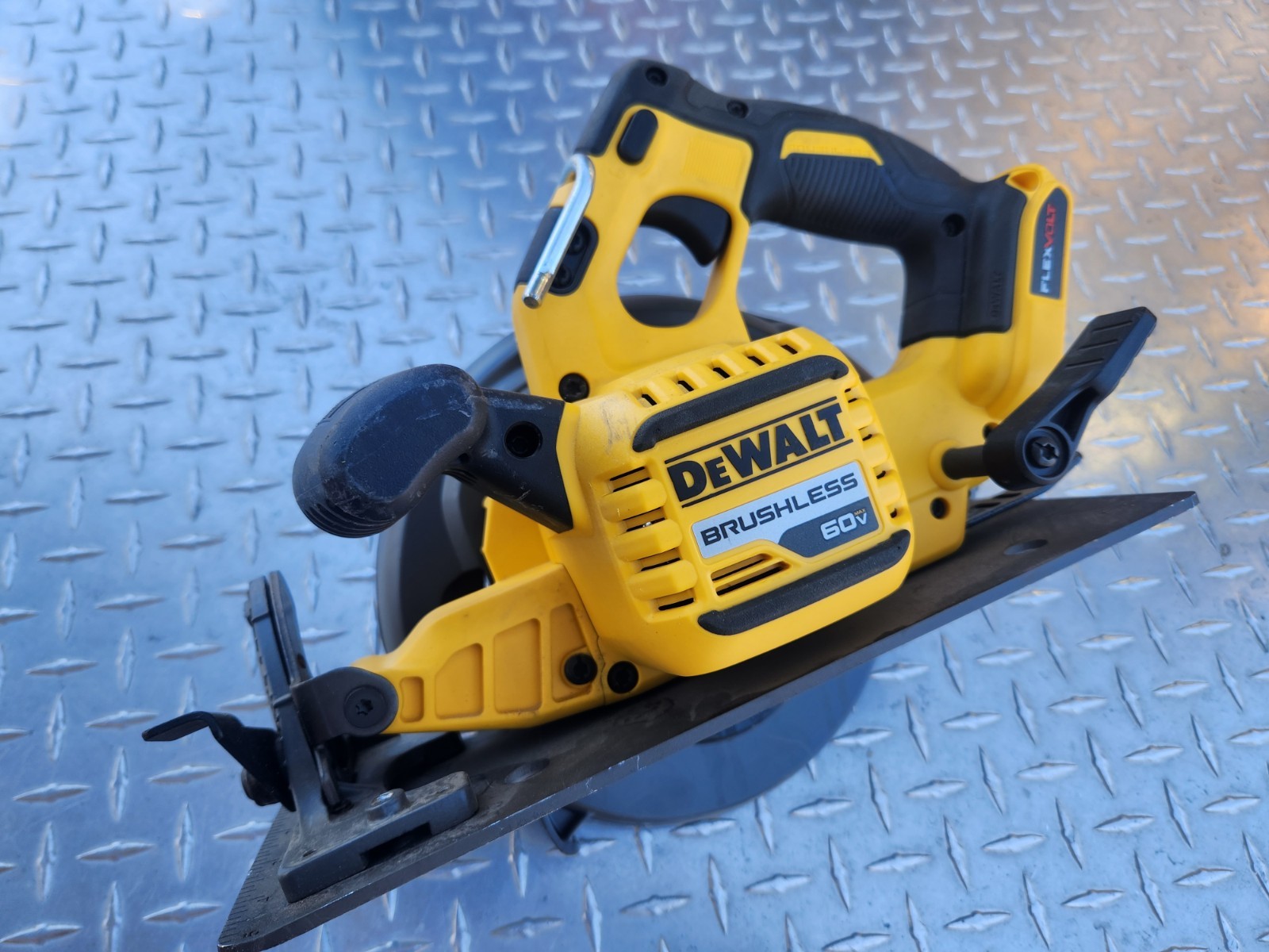 DeWalt 60 Volt FlexVolt 7 1/4&Prime; Brushless Circular Saw DCS578B Free Shipping