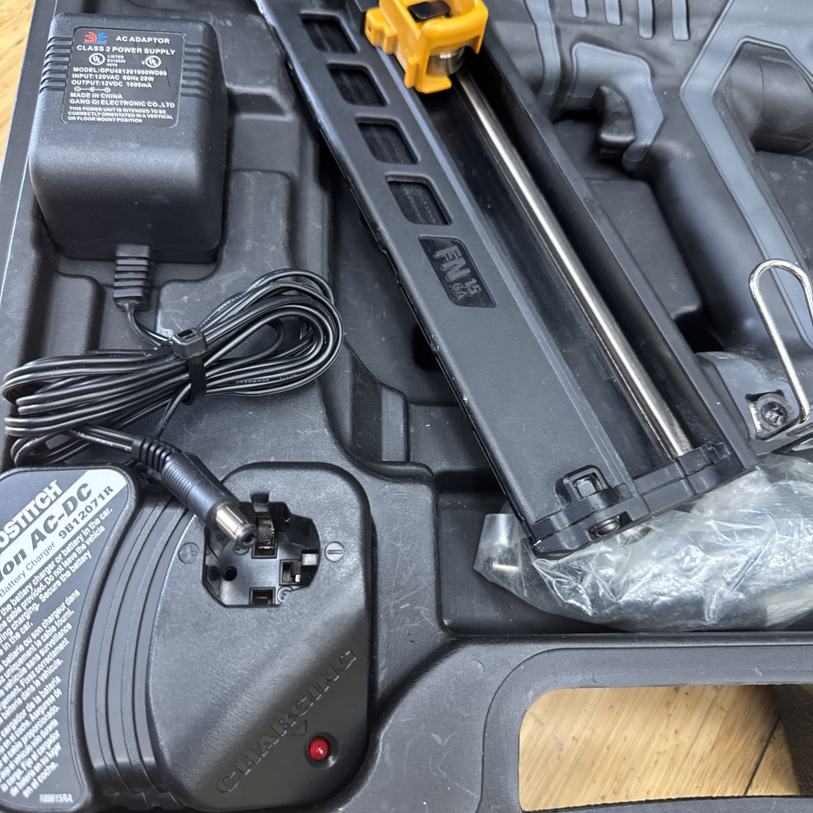 Bostitch GFN1564K Angled Finish Nailer Kit 15-Gauge Cordless Great Condition