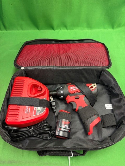 MILWAUKEE SCREWDRIVER M12 #2401-20 W/ BATTERY & CHARGER IN CASE TEST (F40045051)