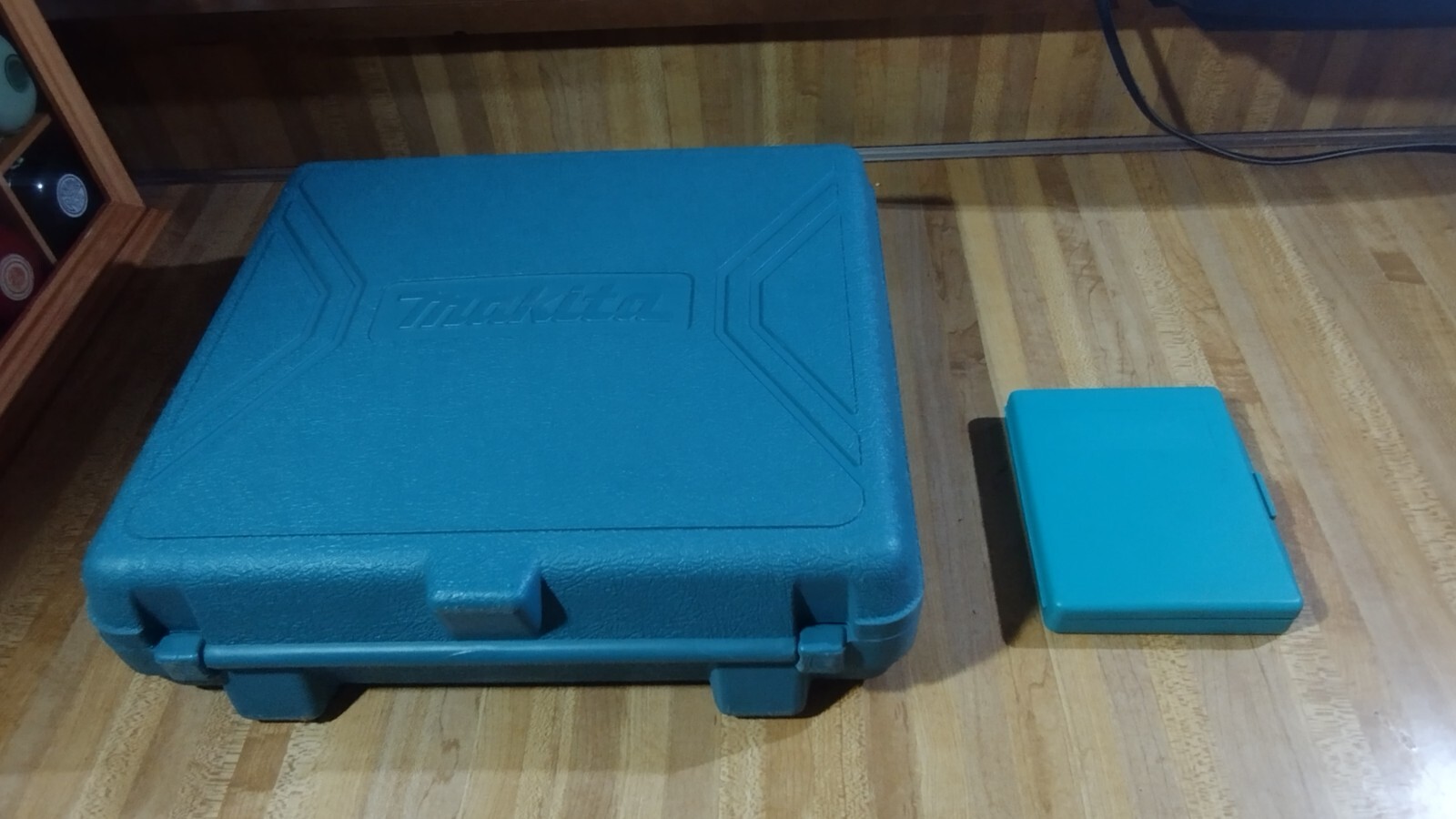 Makita 6095D Cordless Drill Set,case,drill bits,batteries,charger!