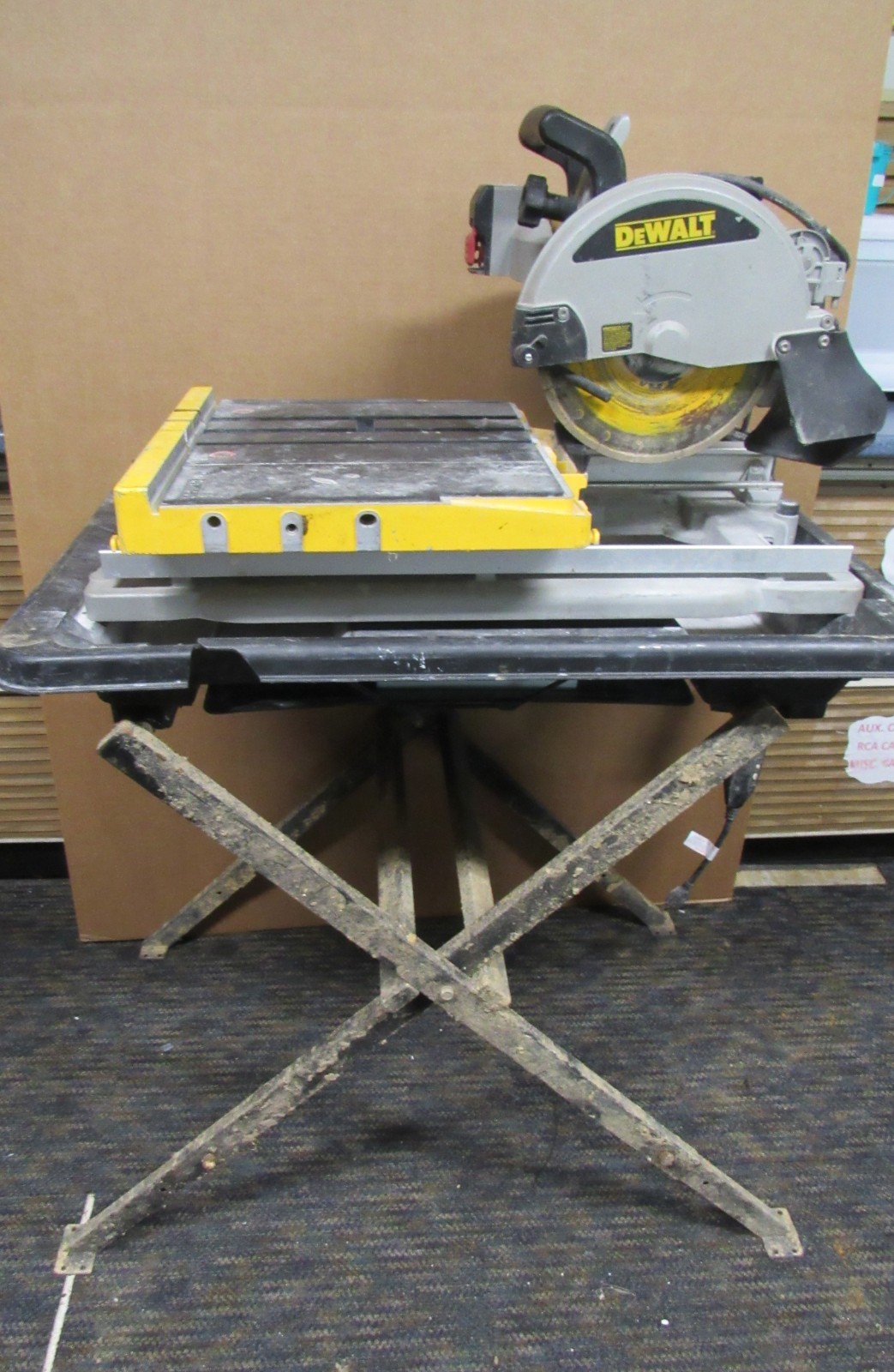 DEWALT D24000 10&Prime; (254mm) Electric Heavy Duty Wet Tile Saw with Stand