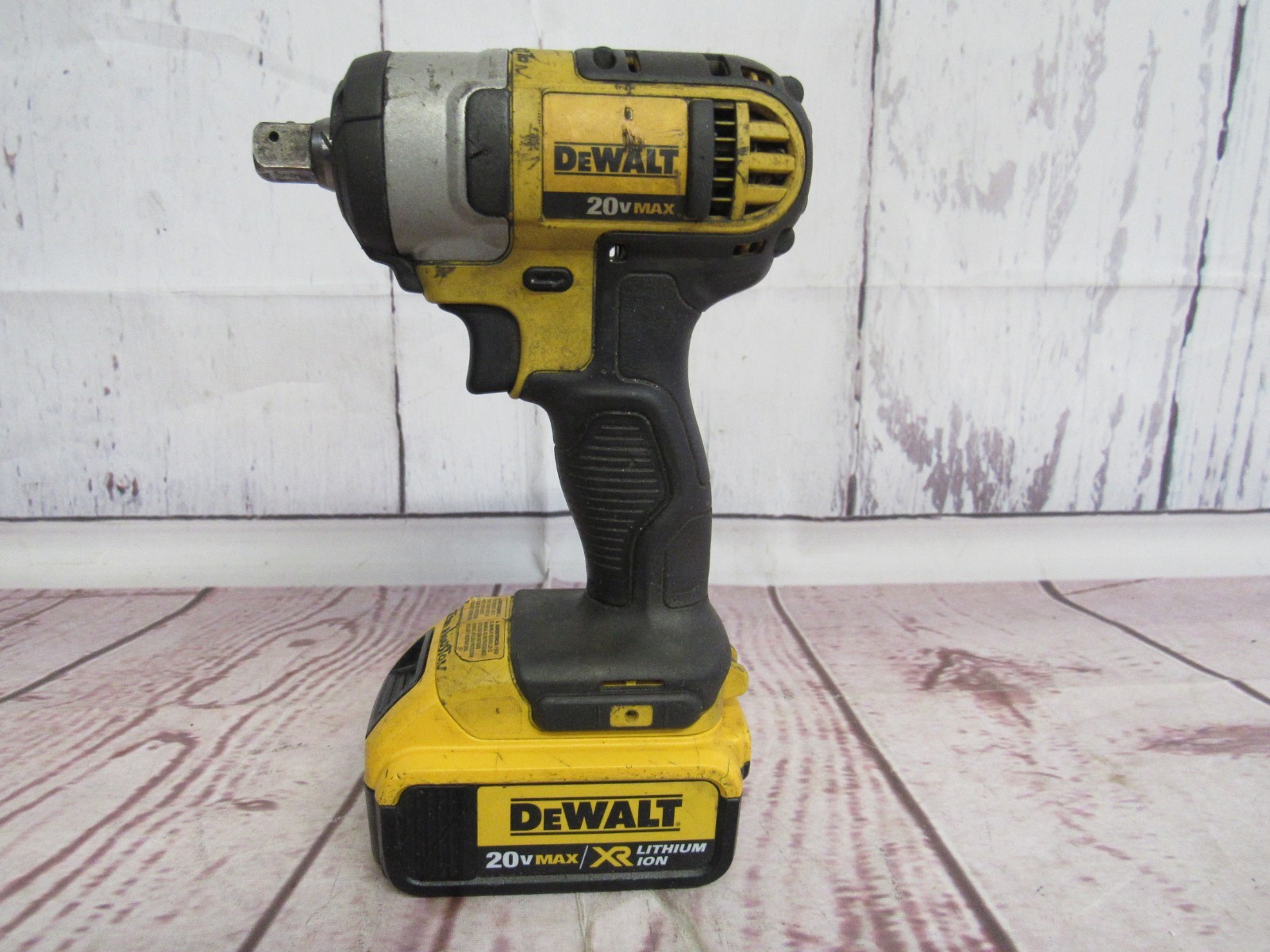DEWALT DCF880 20V MAX 1/2&Prime; Cordless Impact Wrench Kit w/ Battery, Charger & Case