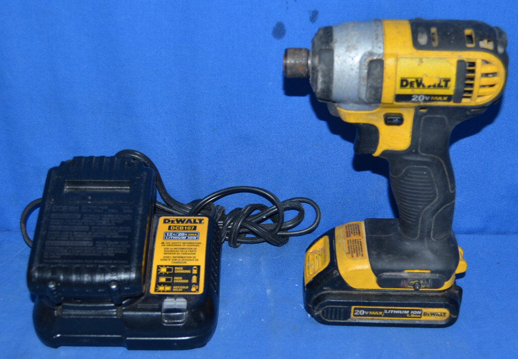 DeWalt DCF885 20V Max 1/4 Cordless Impact Driver Kit w/ 2 Batteries
