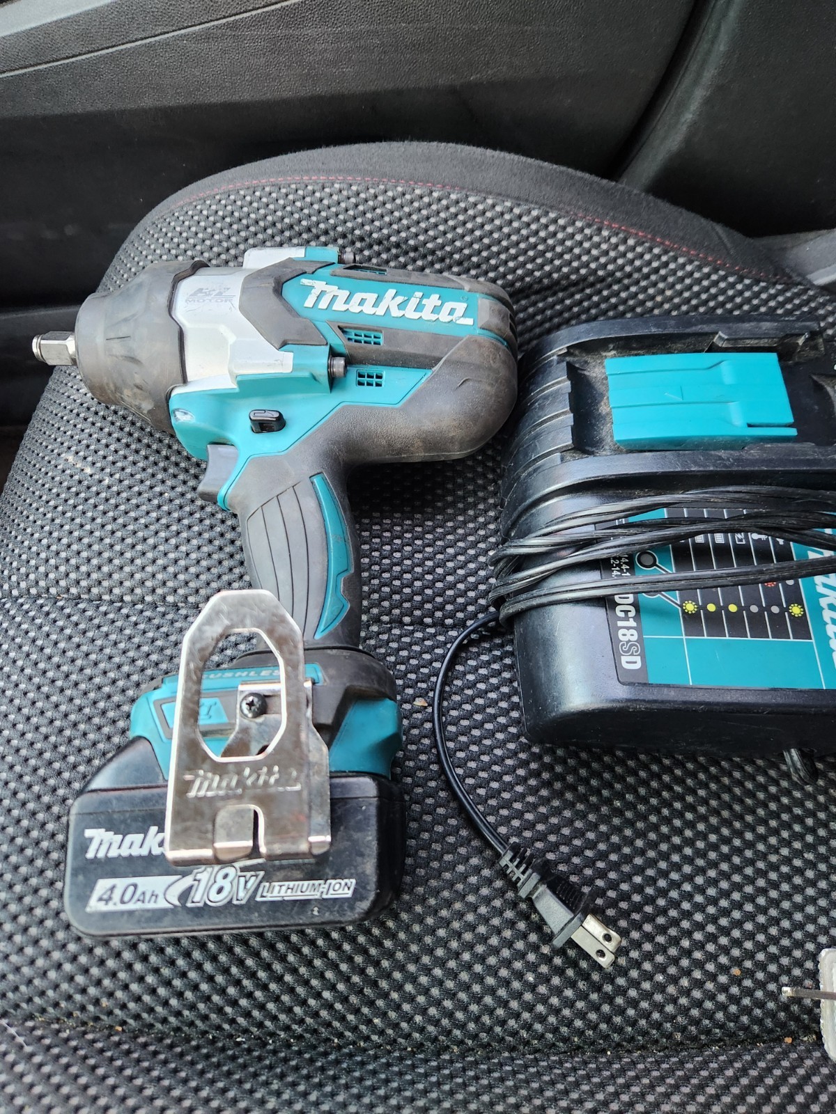 Makita XWT11 18V LXT Impact Wrench Kit w/ 4.0Ah Li-Ion Battery, Charger